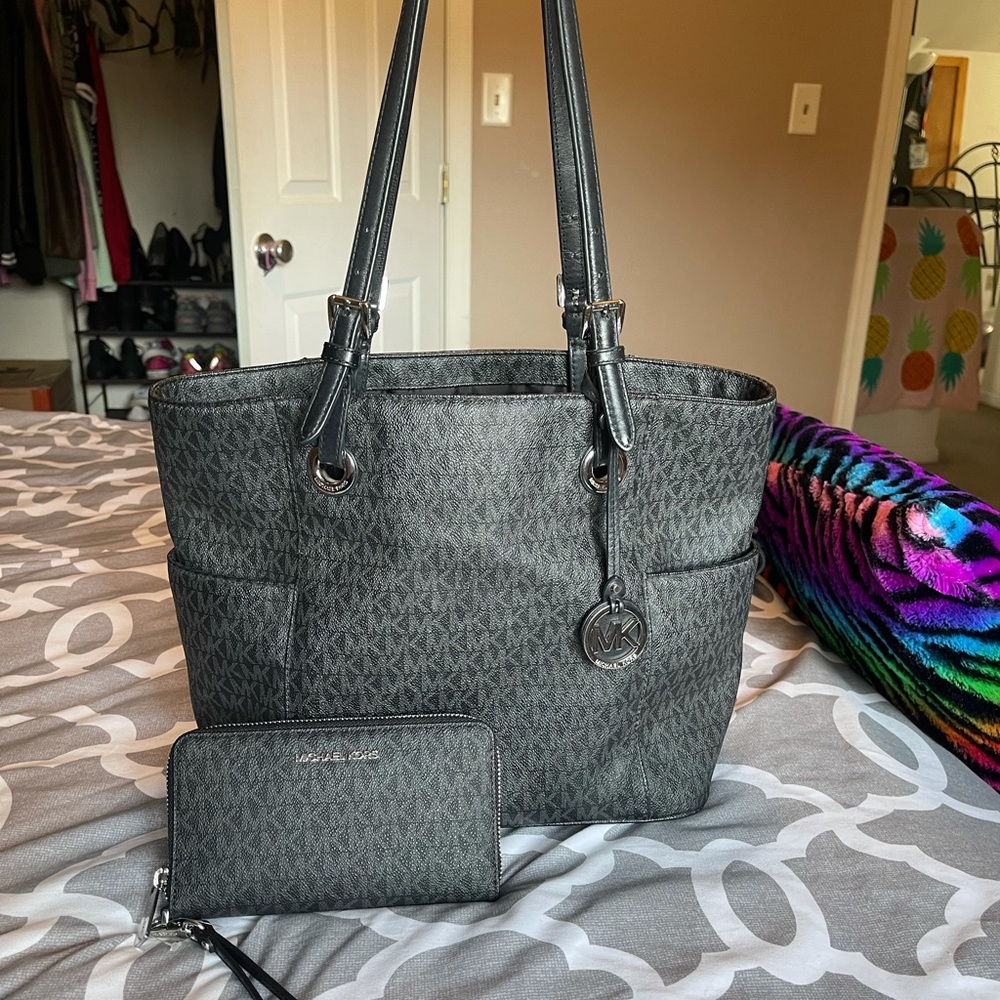 MICHAEL KORS Jet Set Signature Large Tote & wallet